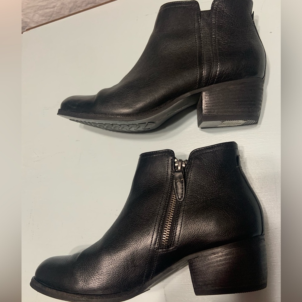 Clarks Women's Maypearl Ramie Ankle Bootie—black leather